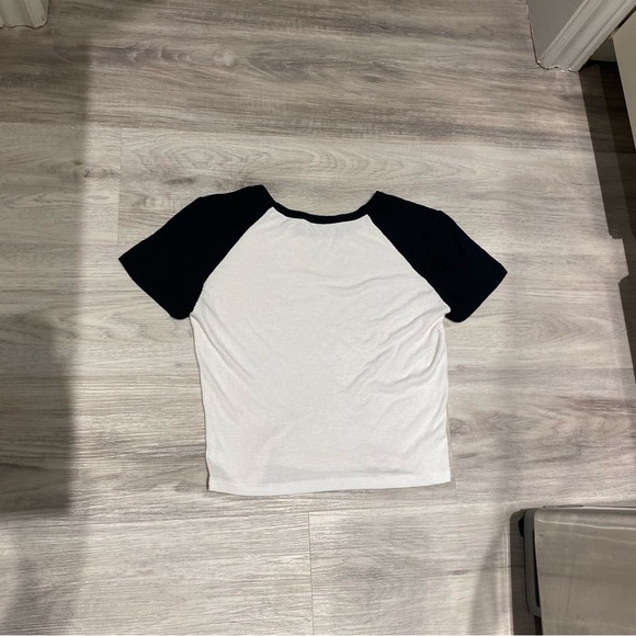 ⚫ Black and White Crop Top T-Shirt - Women’s Size Small ⚪ - Picture 4 of 4